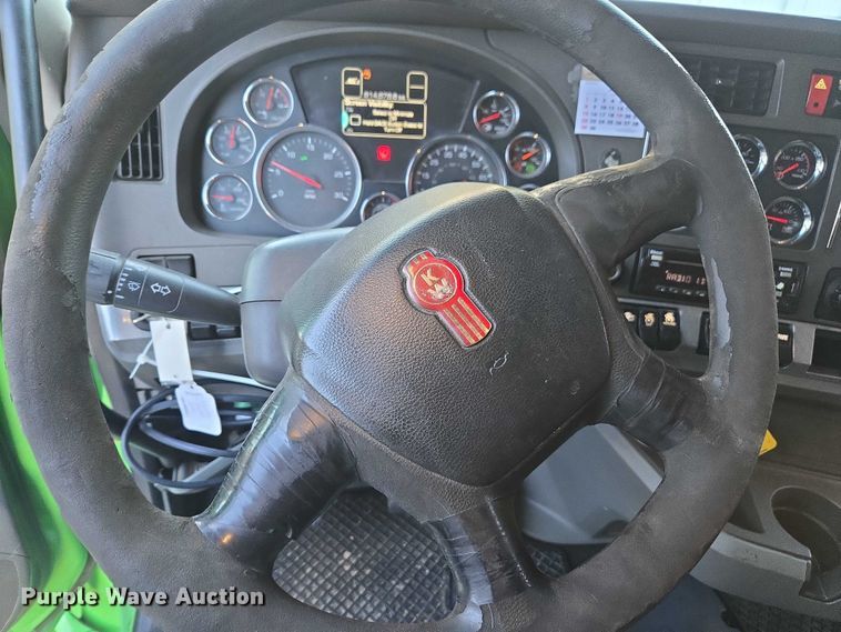 image for item YA1250 2015 Kenworth T680 semi truck