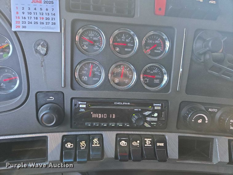 image for item YA1250 2015 Kenworth T680 semi truck