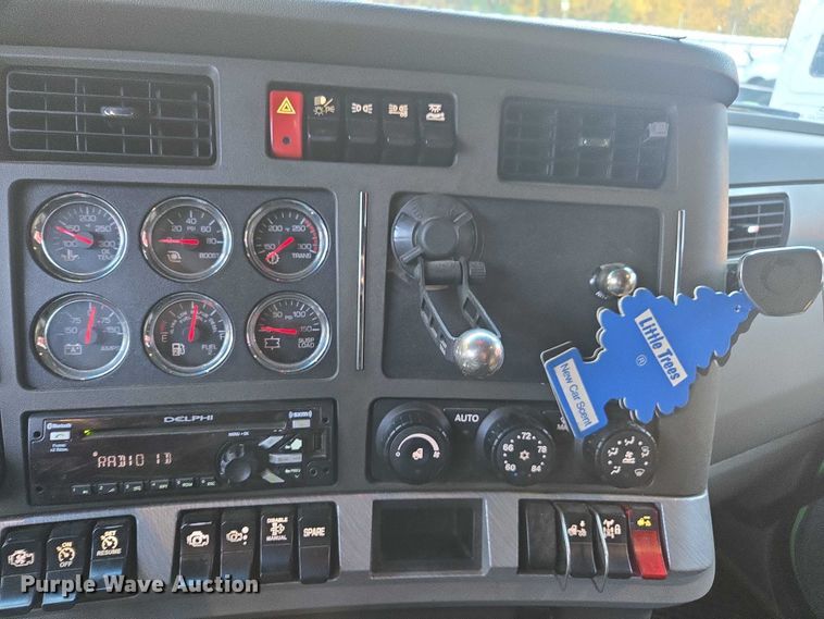 image for item YA1250 2015 Kenworth T680 semi truck