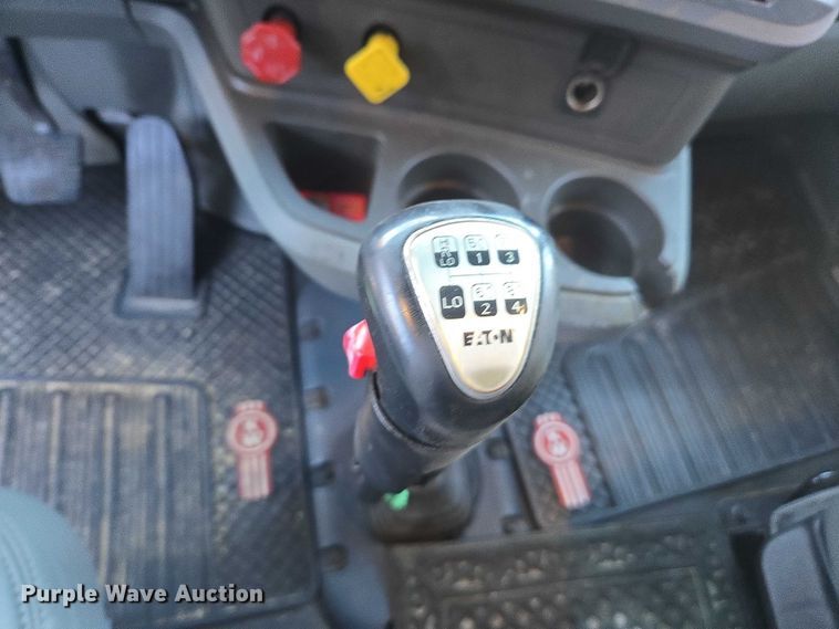 image for item YA1250 2015 Kenworth T680 semi truck