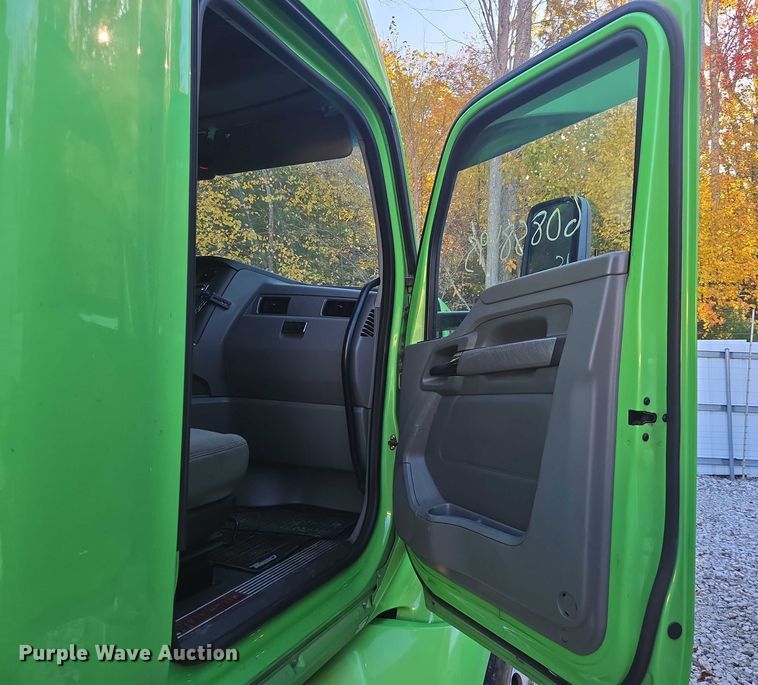 image for item YA1250 2015 Kenworth T680 semi truck