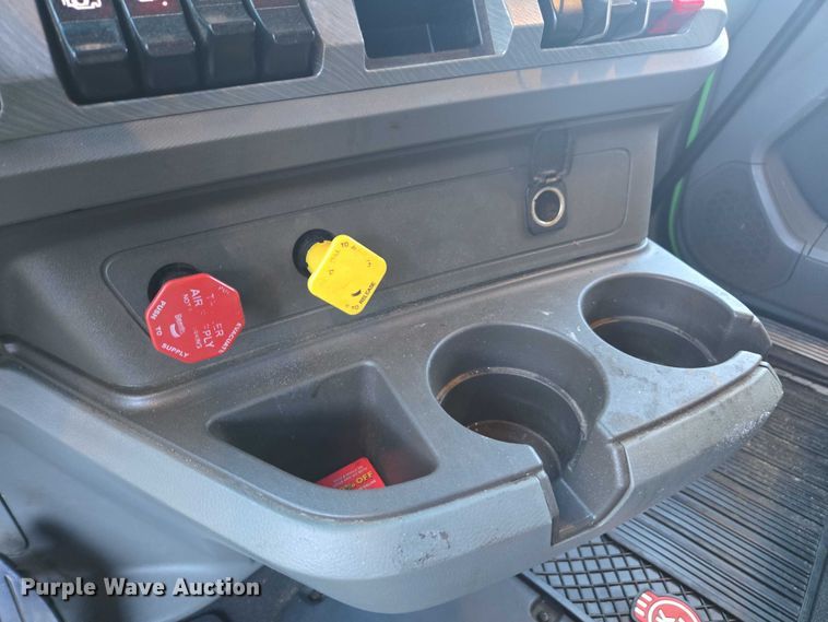 image for item YA1250 2015 Kenworth T680 semi truck