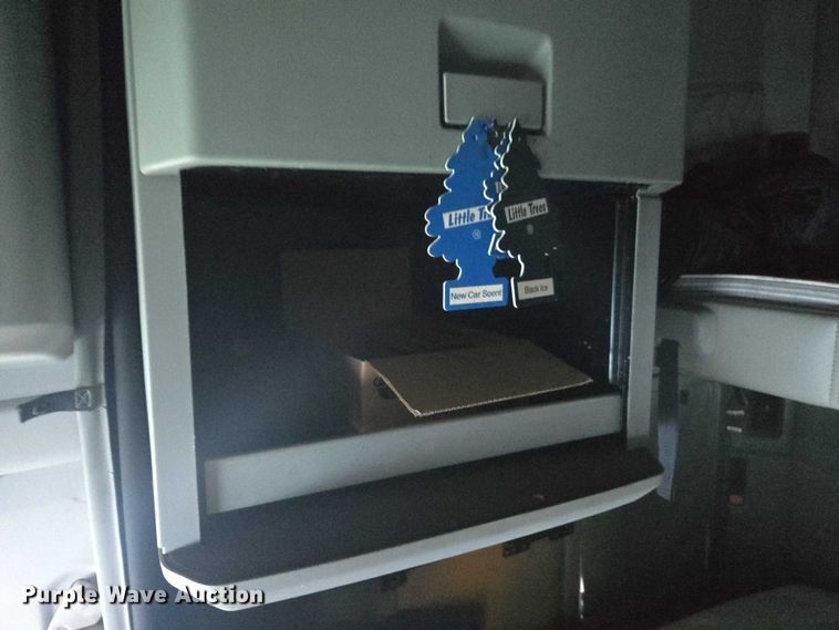 image for item YA1250 2015 Kenworth T680 semi truck