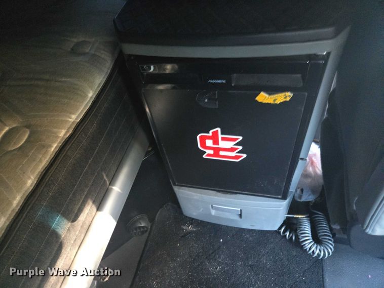 image for item YA1250 2015 Kenworth T680 semi truck