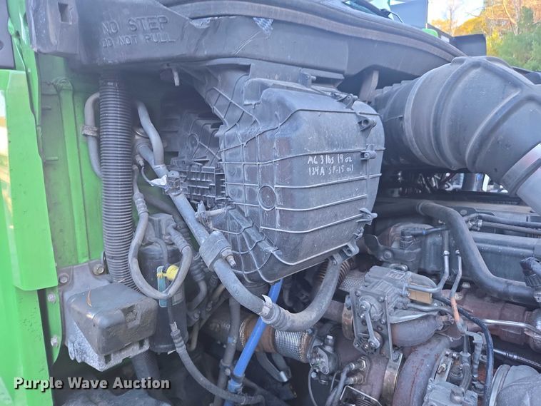 image for item YA1250 2015 Kenworth T680 semi truck