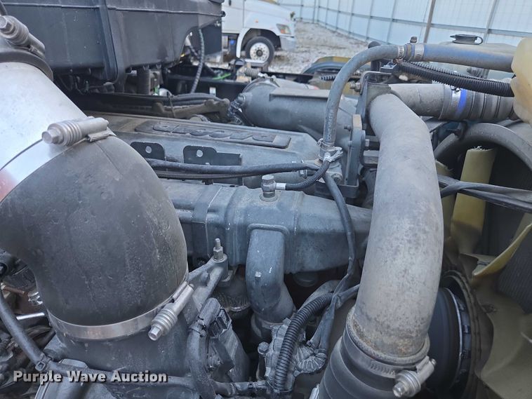 image for item YA1250 2015 Kenworth T680 semi truck