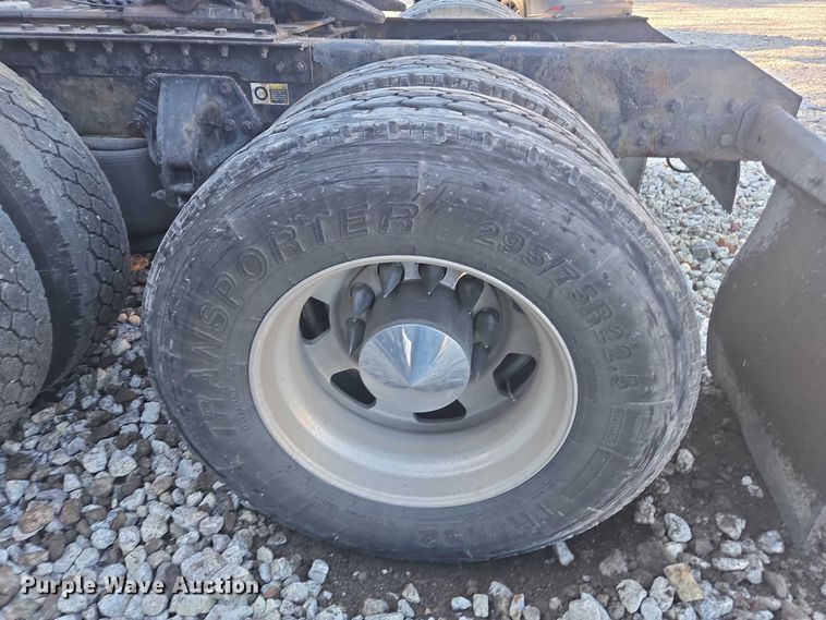 image for item YA1250 2015 Kenworth T680 semi truck