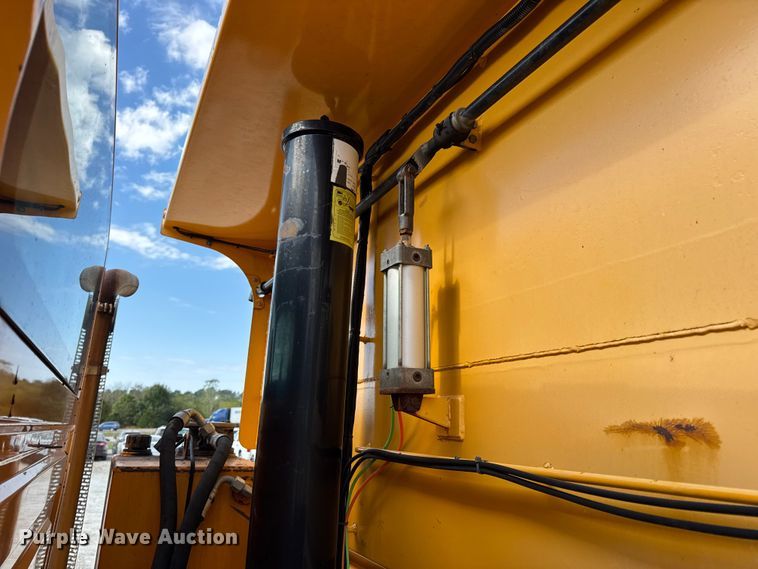 image for item DO2399 2011 International WorkStar 7500 dump truck