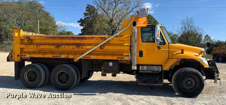 image for item DO2400 2007 International 7400 dump truck