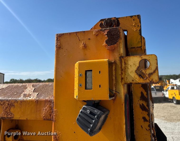 image for item DO2400 2007 International 7400 dump truck