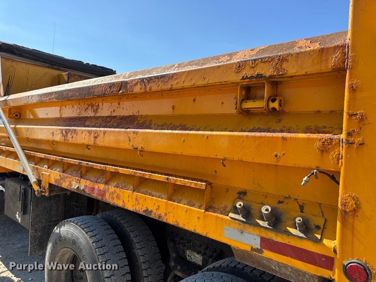 image for item DO2400 2007 International 7400 dump truck