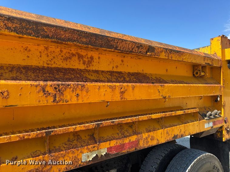 image for item DO2400 2007 International 7400 dump truck