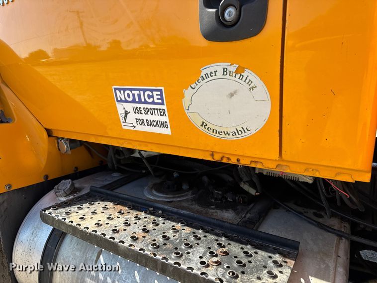 image for item DO2400 2007 International 7400 dump truck