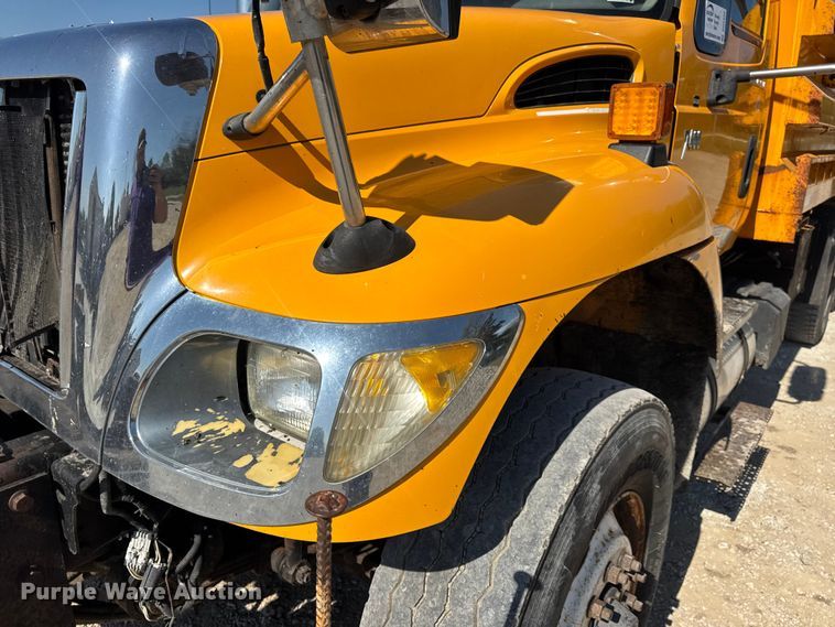 image for item DO2400 2007 International 7400 dump truck