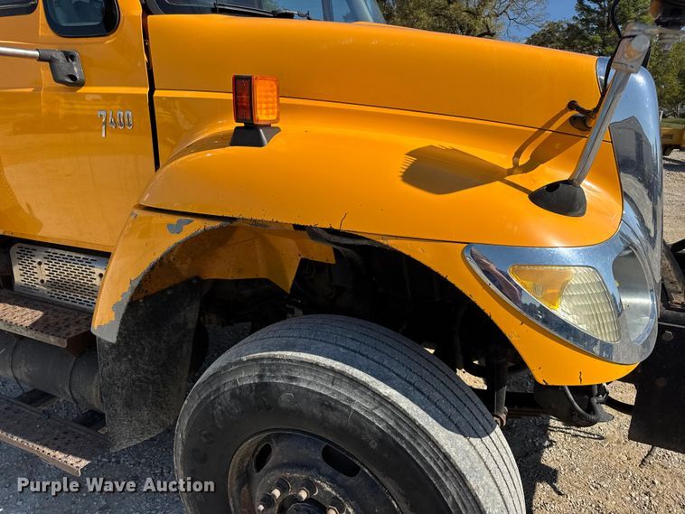 image for item DO2400 2007 International 7400 dump truck