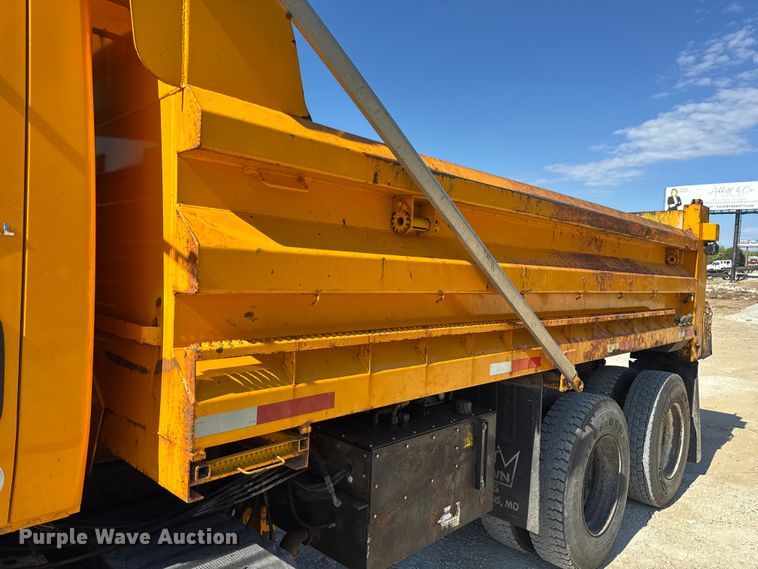 image for item DO2400 2007 International 7400 dump truck