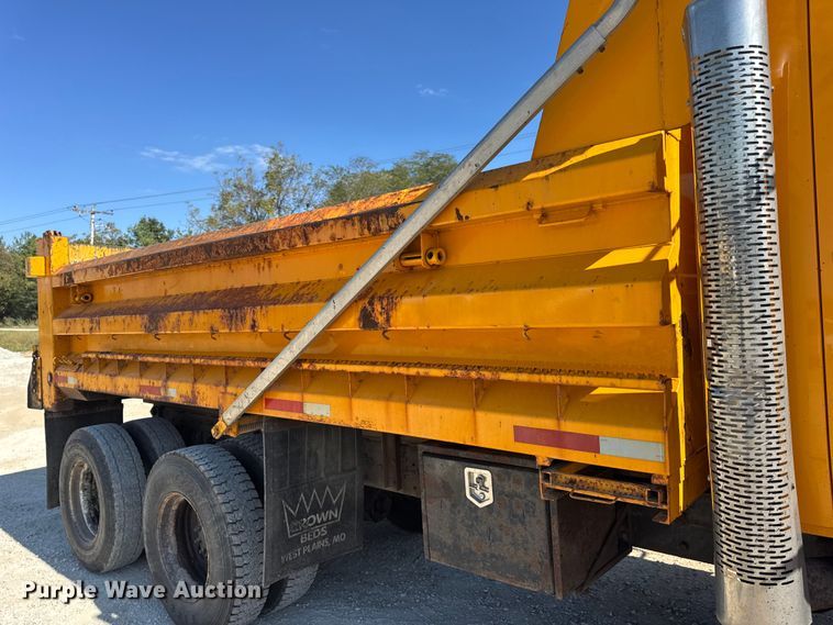 image for item DO2400 2007 International 7400 dump truck