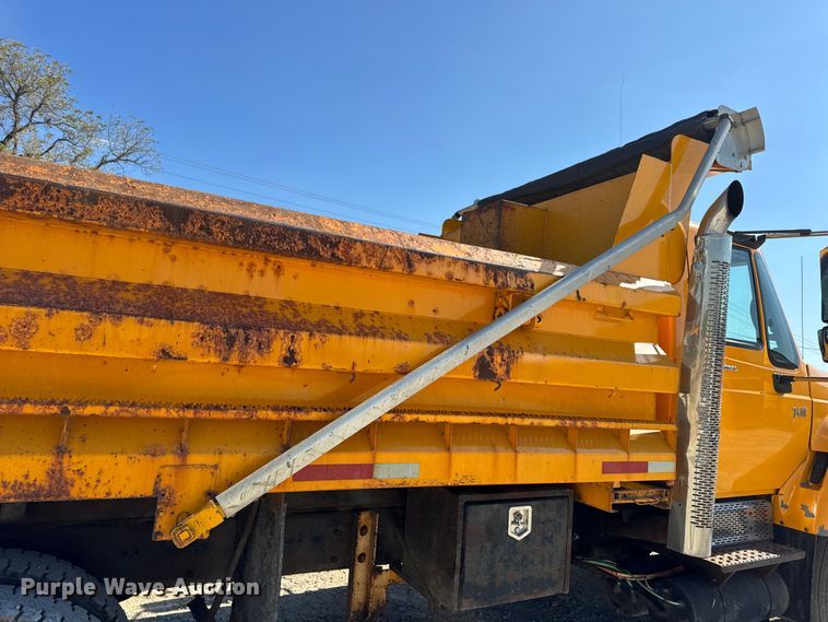 image for item DO2400 2007 International 7400 dump truck