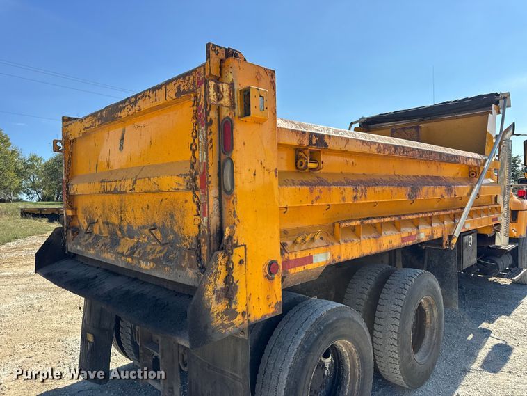 image for item DO2400 2007 International 7400 dump truck