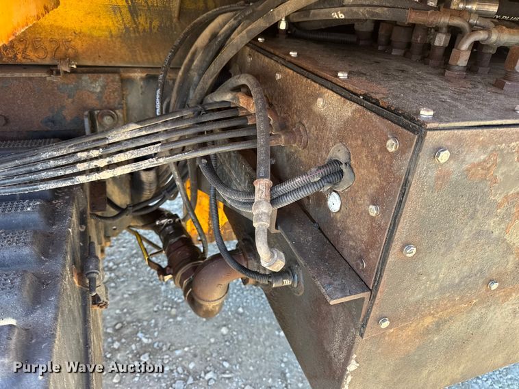 image for item DO2400 2007 International 7400 dump truck