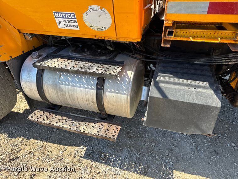 image for item DO2400 2007 International 7400 dump truck