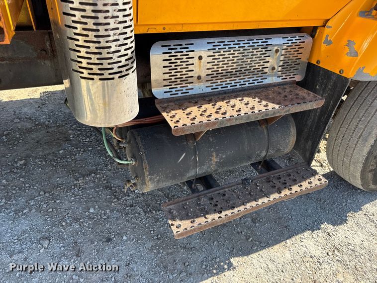 image for item DO2400 2007 International 7400 dump truck