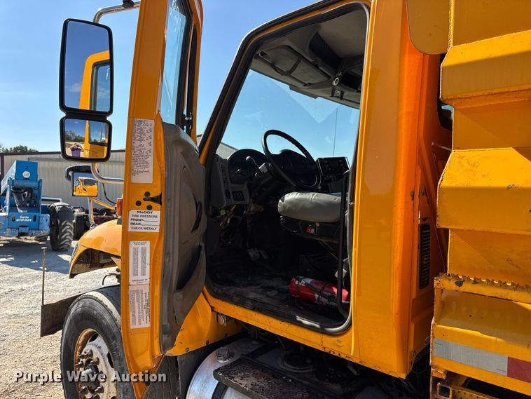 image for item DO2400 2007 International 7400 dump truck