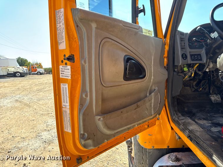 image for item DO2400 2007 International 7400 dump truck