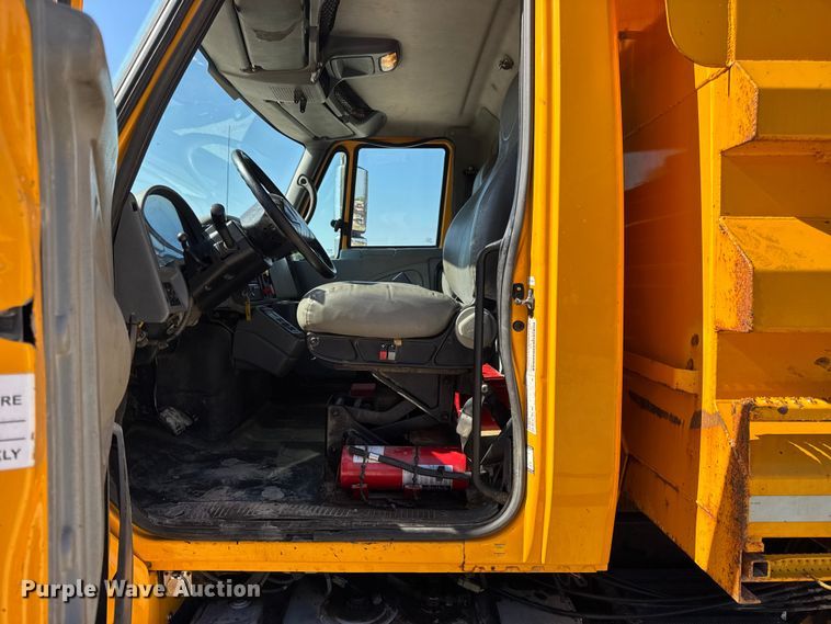 image for item DO2400 2007 International 7400 dump truck