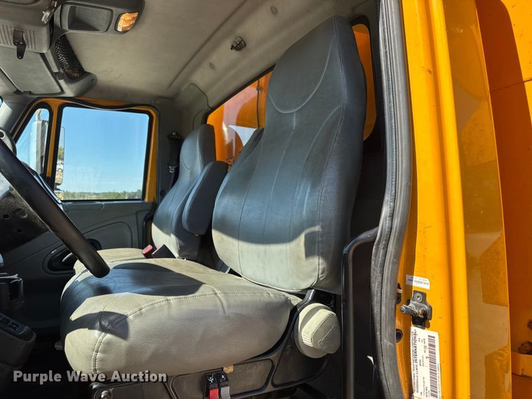 image for item DO2400 2007 International 7400 dump truck