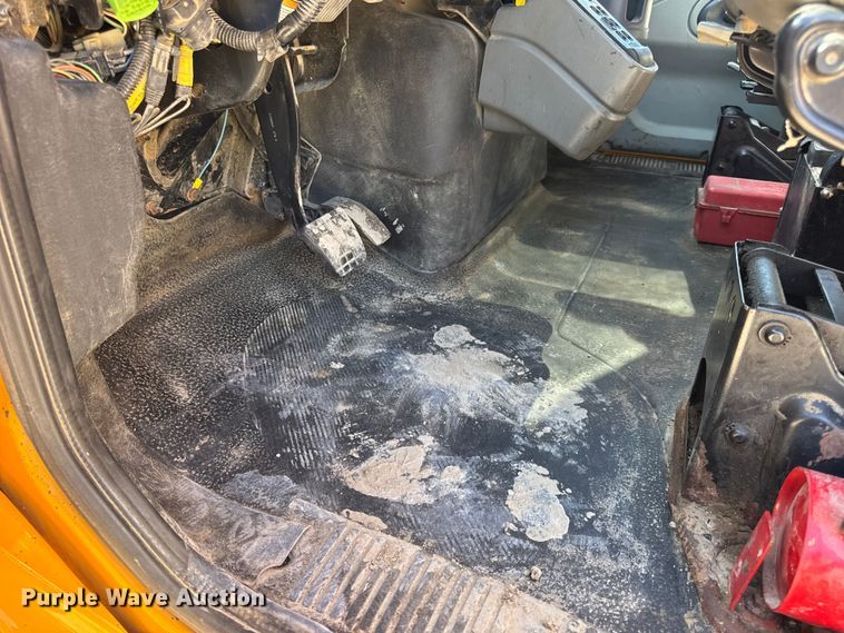 image for item DO2400 2007 International 7400 dump truck