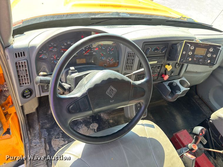 image for item DO2400 2007 International 7400 dump truck