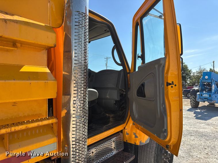 image for item DO2400 2007 International 7400 dump truck
