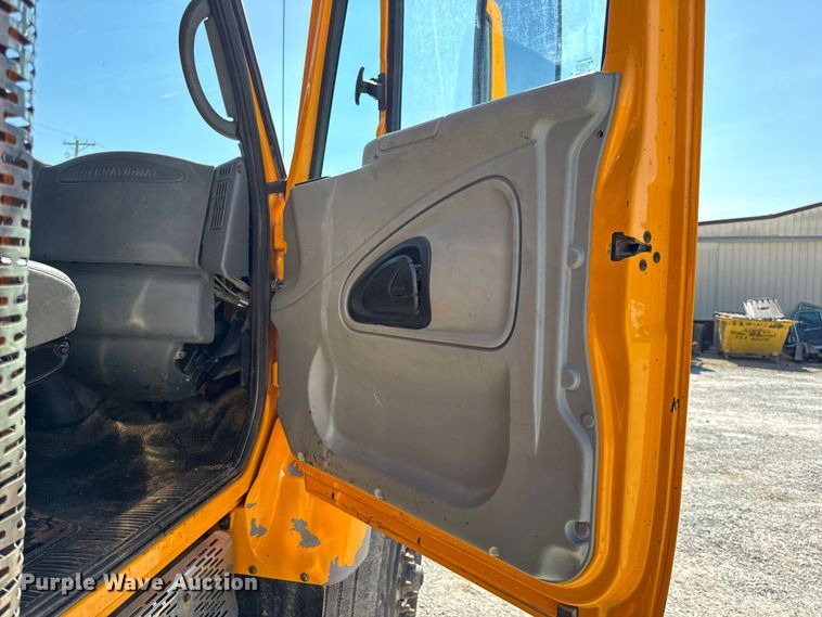 image for item DO2400 2007 International 7400 dump truck