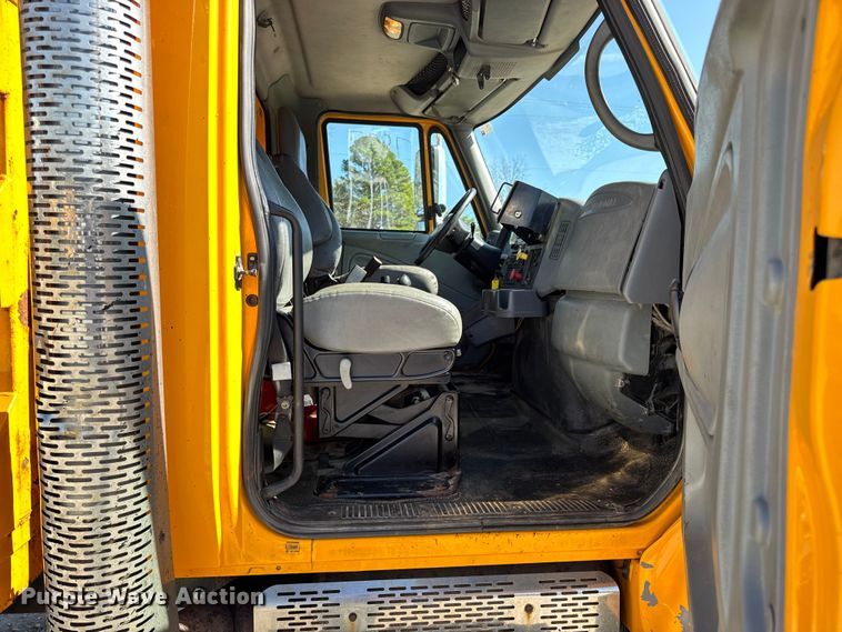 image for item DO2400 2007 International 7400 dump truck