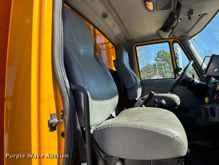 image for item DO2400 2007 International 7400 dump truck