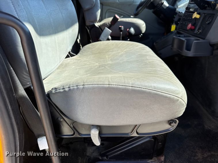 image for item DO2400 2007 International 7400 dump truck