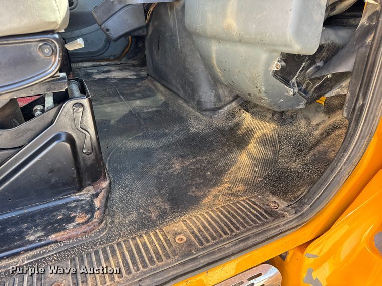 image for item DO2400 2007 International 7400 dump truck