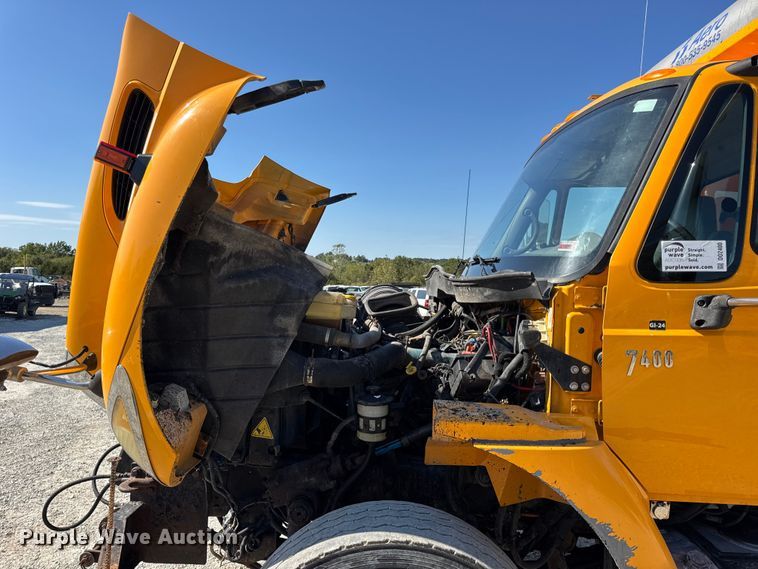 image for item DO2400 2007 International 7400 dump truck