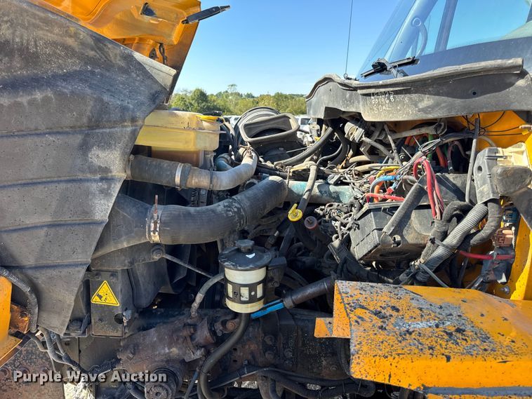 image for item DO2400 2007 International 7400 dump truck