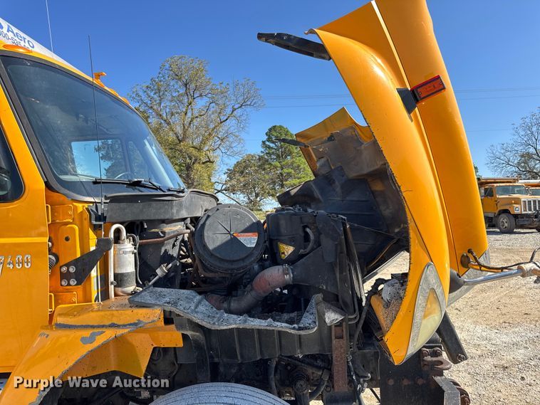 image for item DO2400 2007 International 7400 dump truck