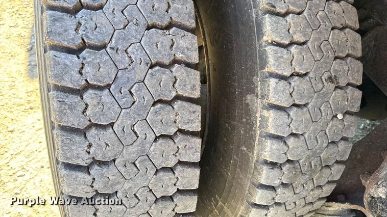 image for item DO2400 2007 International 7400 dump truck