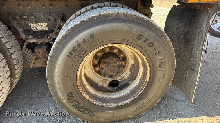 image for item DO2400 2007 International 7400 dump truck