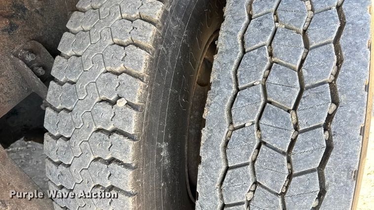 image for item DO2400 2007 International 7400 dump truck