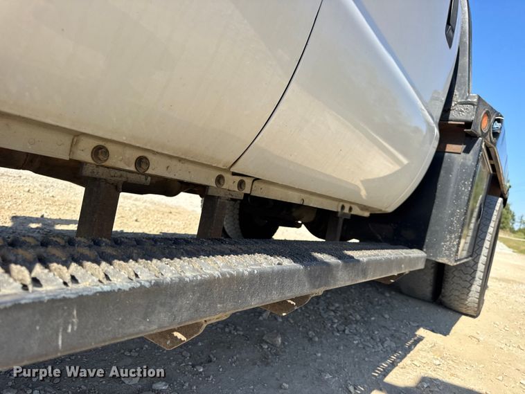 image for item DO2401 2015 Ford F550 XL flatbed truck