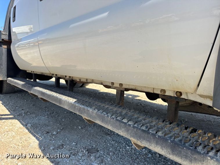 image for item DO2401 2015 Ford F550 XL flatbed truck