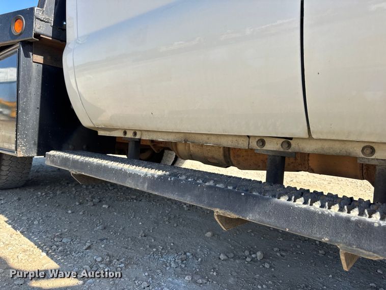 image for item DO2401 2015 Ford F550 XL flatbed truck