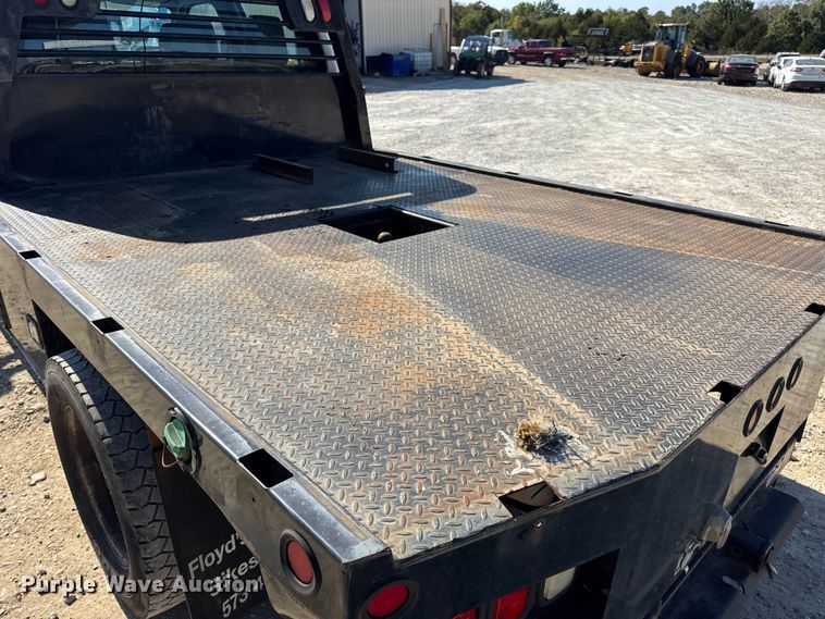 image for item DO2401 2015 Ford F550 XL flatbed truck