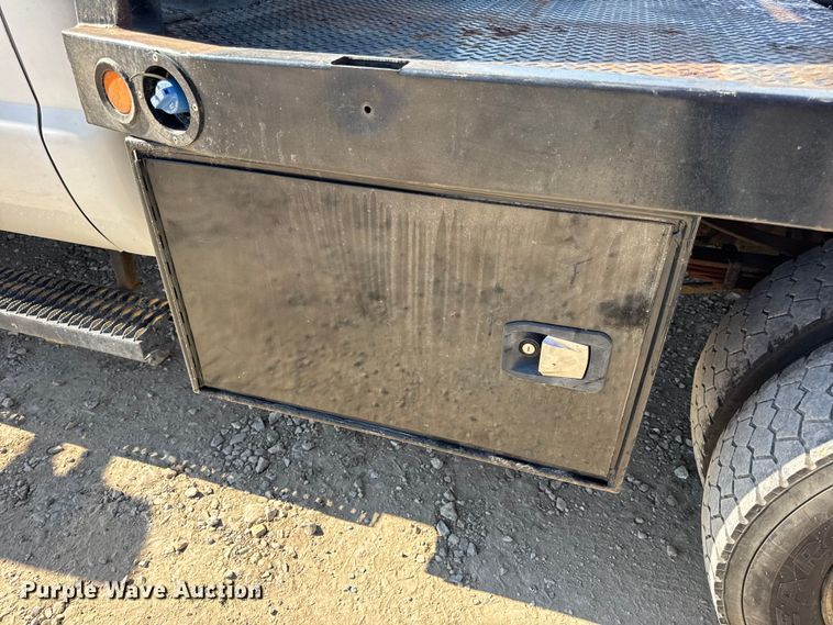 image for item DO2401 2015 Ford F550 XL flatbed truck