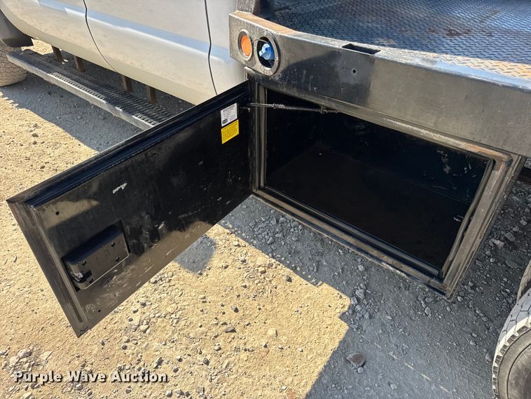 image for item DO2401 2015 Ford F550 XL flatbed truck